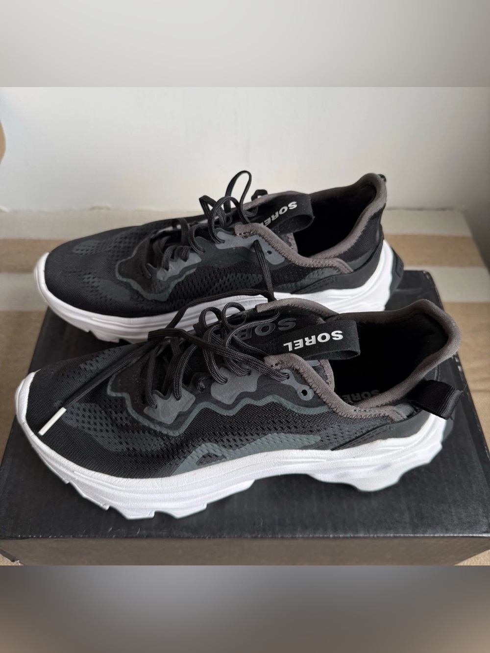 Sorel kinetic breakthru day lace sneaker black/ White Size 8.5